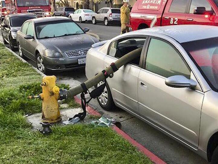 So kann's gehen, wenn man vor einem Hydranten parkt: Im kalifornischen Anaheim musste die Feuerwehr zwei Scheiben einschlagen, um einen Schlauch verlegen zu können.