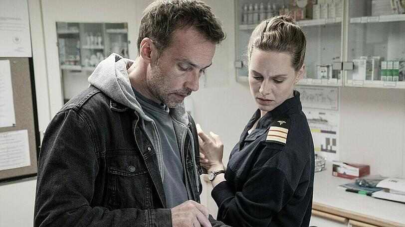 "Passagier 23 - Verschwunden auf hoher See": Martin Schwartz (Lucas Gregorowicz) möchte von Dr. Elena Beck (Picco von Groote) wissen, ob das von Anouk gezeichnete Versteck existiert