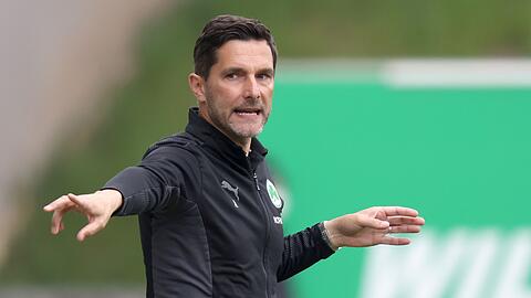 Der Fürther Trainer Stefan Leitl gestikuliert am Spielfeldrand.