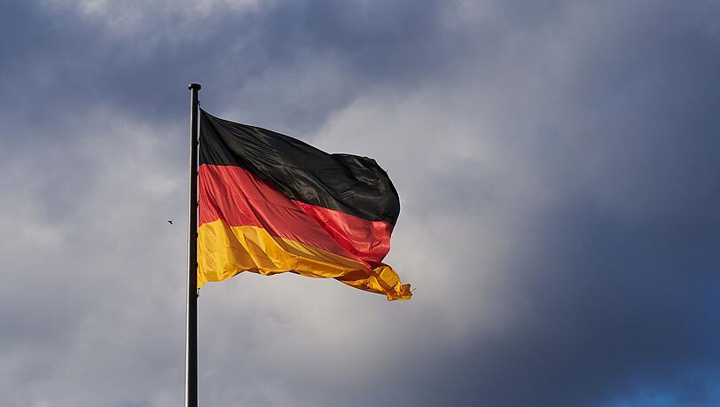Mit dem Gemeinschaftsgefühl zwischen Ost- und Westdeutschland geht es einer Umfrage nach wieder abwärts. (Archivbild)