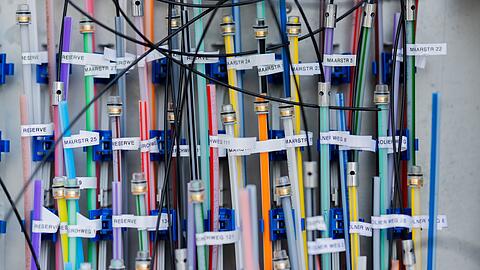 Glasfaser erm&ouml;glichen eine schnelle Daten&uuml;bertragung. (Archivbild)