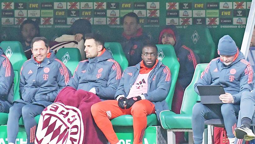 Ungewohntes Bild: Manuel Neuer in der zweiten Reihe nach dem verletzungsbedingten Wechsel zur Halbzeit in Bremen.