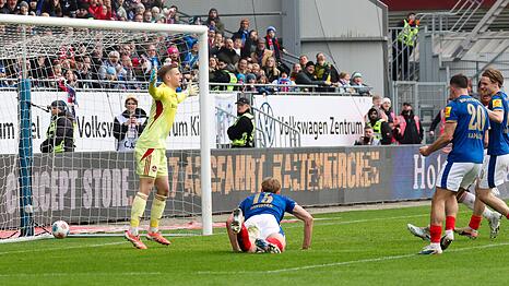 Kiels Kasper Davidsen (M) trifft zum 2:2.