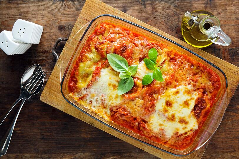 Neben Nachos kann auch weißes Toastbrot als Ersatz für Lasagneplatten benutzt werden. Für eine Lasagne Caprese werden Toastscheiben mit Öl beträufelt und anschließend mit Tomaten, Oliven und Basilikumcreme in einer Ofenform geschichtet. Zum Abschluss wird Mozzarella oder Parmesankäse auf die Lasagne gestreut und danach etwa 15 bis 20 Minuten im Ofen gebacken. Dazu passen Basilikumblätter als Dekoration. Neben Nachos kann auch weißes Toastbrot als Ersatz für Lasagneplatten benutzt werden. Für eine Lasagne Caprese werden Toastscheiben mit Öl beträufelt und anschließend mit Tomaten, Oliven und Basilikumcreme in einer Ofenform geschichtet. Zum Abschluss wird Mozzarella oder Parmesankäse auf die Lasagne gestreut und danach etwa 15 bis 20 Minuten im Ofen gebacken. Dazu passen Basilikumblätter als Dekoration.