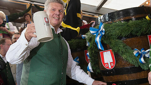 Vier Schläge, dann war "ozapft". Münchens Oberbürgermeister Dieter Reiter beim Wiesn-Anstich im Schottenhamel-Zelt.