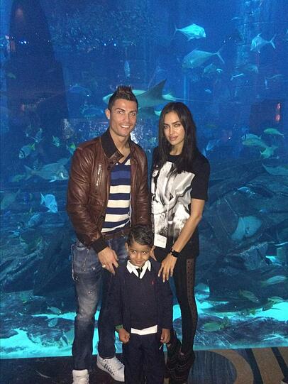 J unior Einen Monat nach der Liaison mit Shayk twitterte Ronaldo: &bdquo;Ich bin Vater!&ldquo; Die Mutter soll eine US-Kellnerin sein, das Sorgerecht liegt bei Ronaldo. Den Sohnemann zieht Mutter Dolores auf. Sein Name: Cristiano Ronaldo junior.