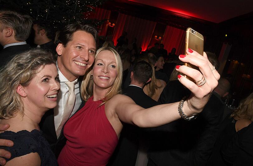 Hotel-Chefmanager Axel Ludwig posiert mit seinen Gästen für ein Selfie.