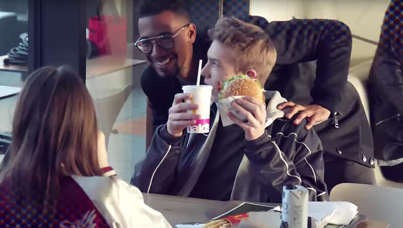 Jérôme Boateng soll McDonald's Deutschland in eine neue Phase seiner Unternehmensgeschichte begleiten. Die Marke macht erstmals ihr Restaurant der Zukunft zum Werbethema und will sich wieder als Treffpunkt für alle Schichten der Gesellschaft etablieren. Jérôme Boateng soll McDonald's Deutschland in eine neue Phase seiner Unternehmensgeschichte begleiten. Die Marke macht erstmals ihr Restaurant der Zukunft zum Werbethema und will sich wieder als Treffpunkt für alle Schichten der Gesellschaft etablieren.