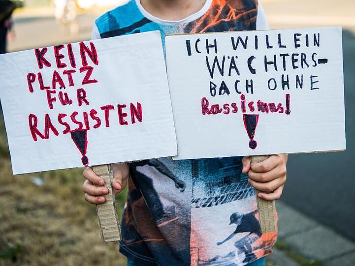 Mahnwache in Wächtersbach. Ein 26 Jahre alter Mann aus Eritrea war hier von Schüssen schwer verletzt worden.