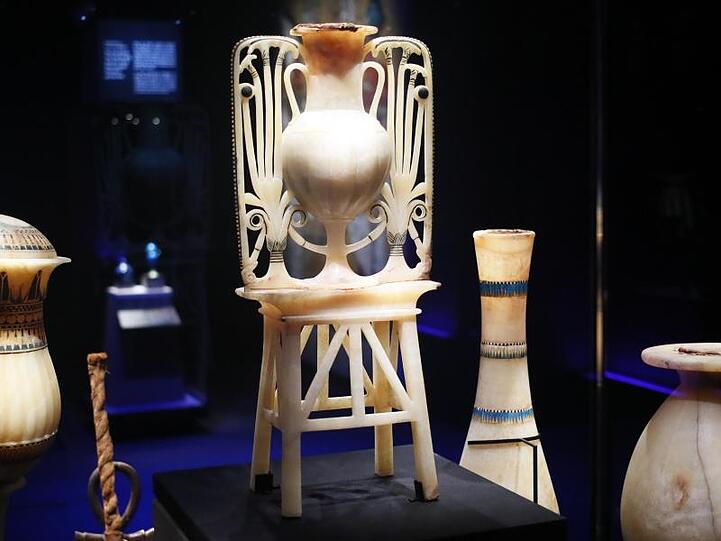 Eine Calcit-Vase mit Papyrus- und Lotusblüten-Design gehört zu den 150 Originalstücken, die in der Ausstellung zu sehen sind.
