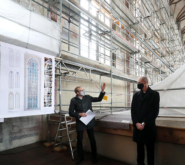 Projektsteuerer Andreas Held (l.) und Stiftspropst Franz Joseph Baur erläutern die geplanten Maßnahmen am Donnerstag direkt vor Ort.