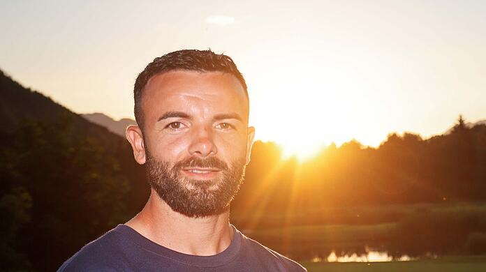 Hier posiert er selbst im Sonnenuntergang am Golfplatz des Dilly-Resorts: Vrenezi, Neuzugang, Flügelflitzer und "Foto-Löwe".