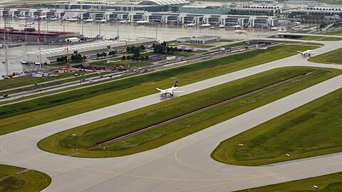 Mit Hilfe des Erdinger Ringschlusses sollen Passagiere künftig schneller zum Flughafen kommen können. (Archivbild)