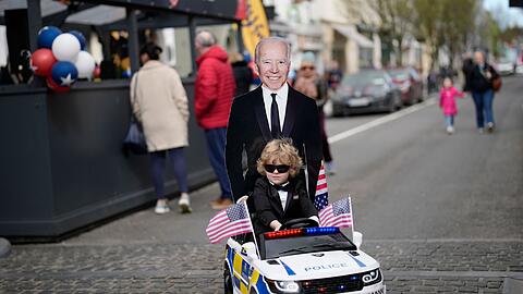 Eine Stadt im Biden-Fieber: In Ballina kündigen Pappaufsteller den Besuch des US-Präsidenten an.