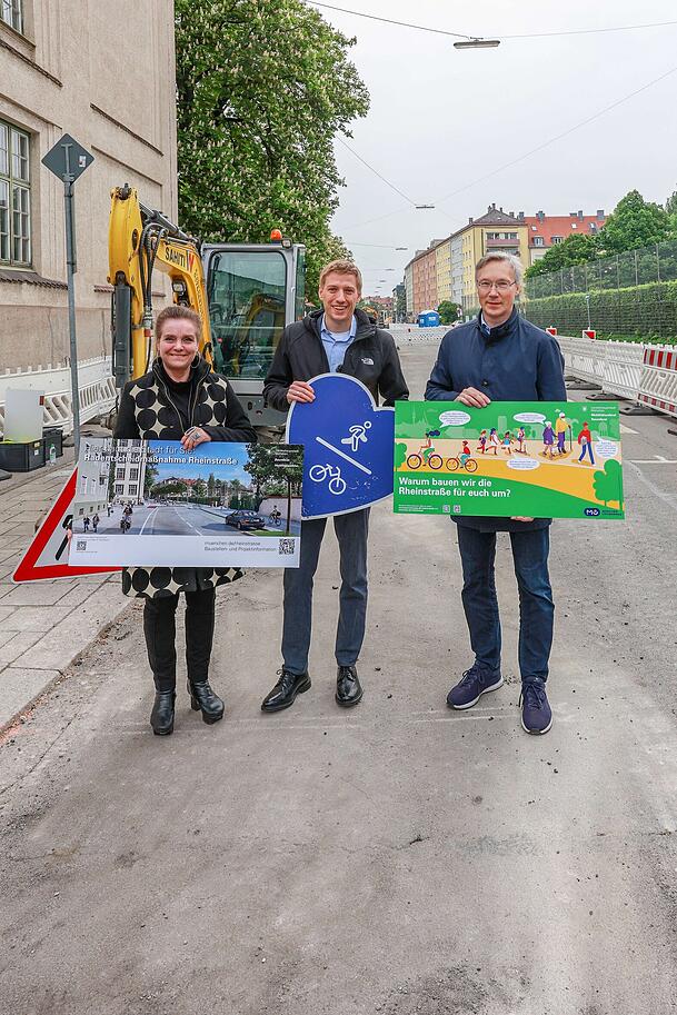 Baureferentin Jeanne-Marie Ehbauer (v.l.), Zweiter Bürgermeister Dominik Krause und Mobilitätsreferent Georg Dunkel posieren, nebenan wettert der Vorsitzende des BA Schwabing-Freimann. Baureferentin Jeanne-Marie Ehbauer (v.l.), Zweiter Bürgermeister Dominik Krause und Mobilitätsreferent Georg Dunkel posieren, nebenan wettert der Vorsitzende des BA Schwabing-Freimann.