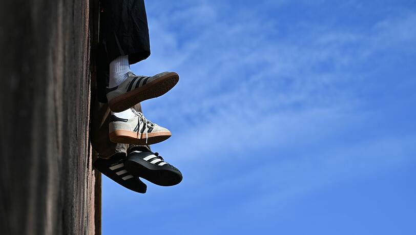 Ein Ende beim Sneaker-Trend ist aus Expertensicht nicht zu erwarten. (Symbolbild)