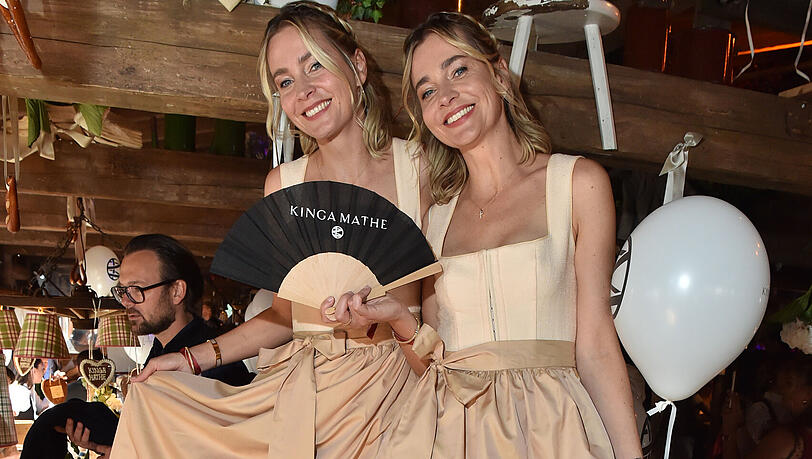 Nina und Julia Meise: Wie man von meinem Kommentar auf Instagram wei&szlig;, finde ich Dirndl ohne Bluse einfach nicht sch&ouml;n. Und wenn es ein Fl&uuml;gel&auml;rmchen ist. Es sieht immer sch&ouml;ner aus mit einer wei&szlig;en Bluse. Das "Buttergelb" ist nat&uuml;rlich total angesagt, aber mehr Farbe l&auml;sst beide noch mehr strahlen.