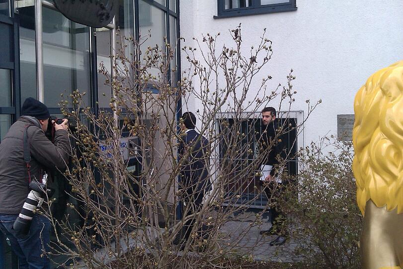 Abdel Rahman Ismaik (rechts), ein Bruder von Hasan Ismaik schaut am Montag in München an der Grünwalder Straße vorbei.
