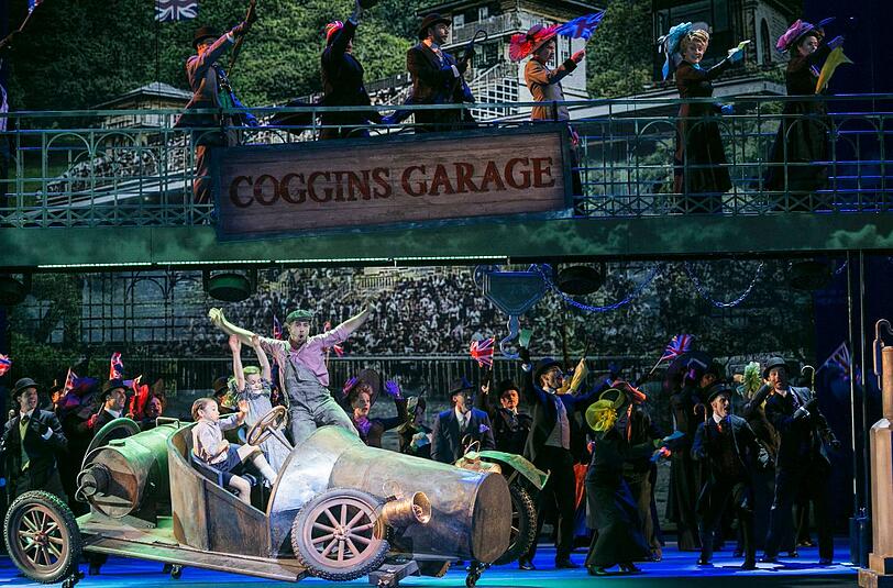 Peter Lesiak als Caractacus Potts, Amelie Spielmann als Jemima Potts, Marinus Hohmann als Jeremy Potts und das Gärtnerplatz-Ensemble.
