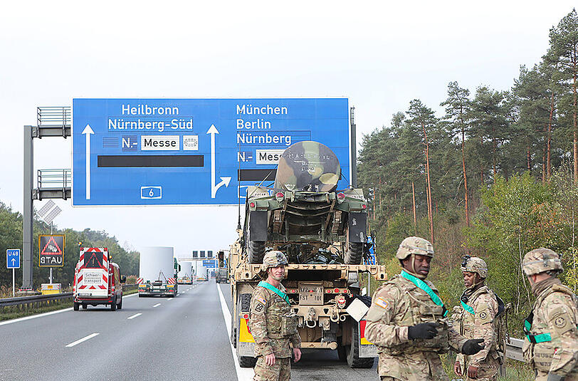Auf der A6 bei Nürnberg kam es am Montagmorgen zu einem Unfall zwischen einem Lkw und mehreren Fahrzeugen der US Army.