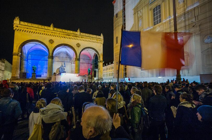 600 Münchner gedachten der Terroropfer von Paris. Die Bilder!