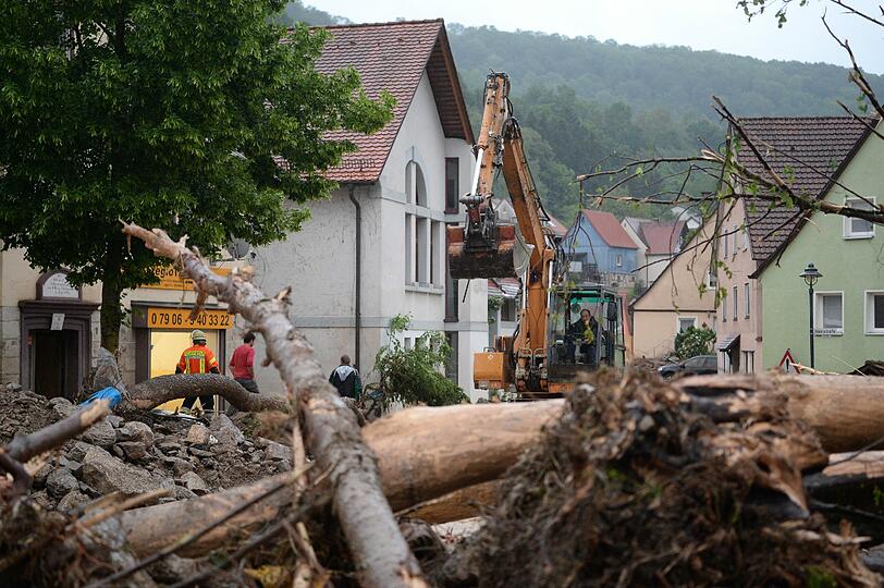 In der Nacht zum Montag hat es in Bayern und Baden-Württemberg schwerste Unwetter mit Überschwemmungen, Erdrutschen, Hagel und Sturm gegeben - die Bilder machen betroffen.