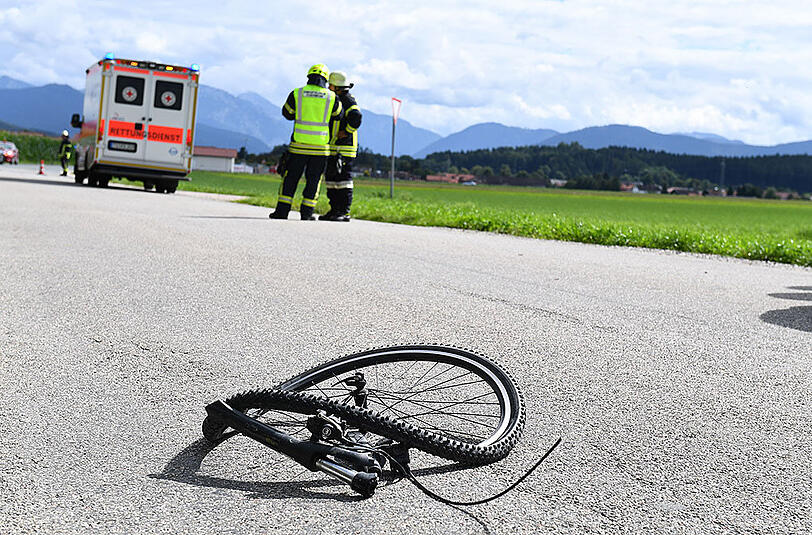 Tragischer Ausgang eines Verkehrsunfalls in Traunstein. Nach dem Zusammenstoß mit einem Auto ist ein 70-jähriger Radler noch am Unfallort gestorben.