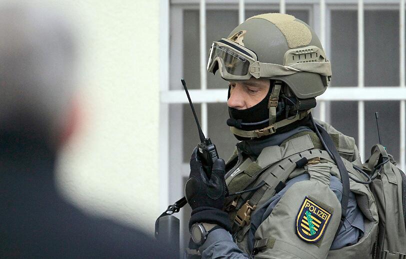Die Polizei durchsuchte in Leipzig mehrere Gebäude. Wie der Sprecher des federführenden Landeskriminalamtes sagte, ging es unter anderem um Verstöße gegen das Waffengesetz sowie Steuerhinterziehung.