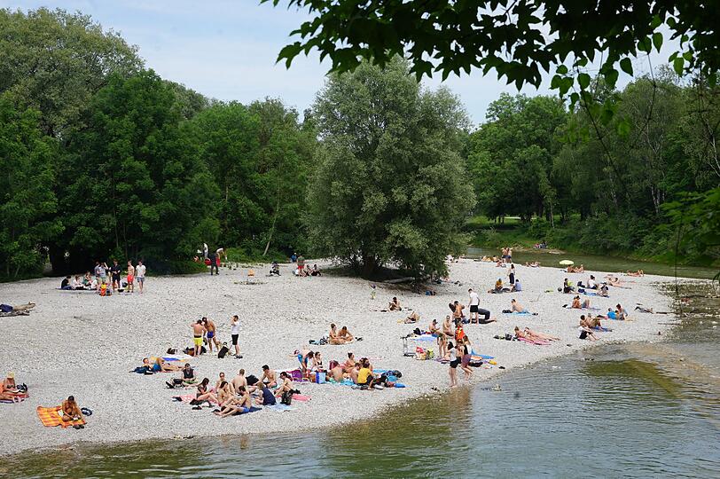 Sonne satt: Münchner geniessen das sonnige Wetter im Flaucher...
