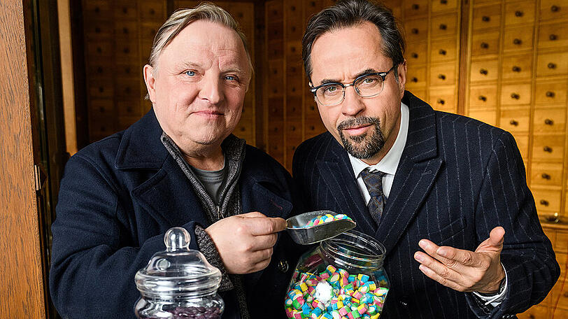 Kommissar Frank Thiel (Axel Prahl, l.) und Prof. Karl-Friedrich Boerne (Jan Josef Liefers) in der Münsteraner Lakritz-Manufaktur Maltritz