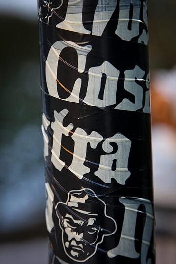 Vor allem natürlich die "Cosa Nostra". Sie will zeigen, dass sie das Viertel im Griff hat.