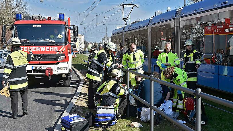 Die eingetroffene Feuerwehr kümmert sich um die schwer verletzte 15-Jährige.
