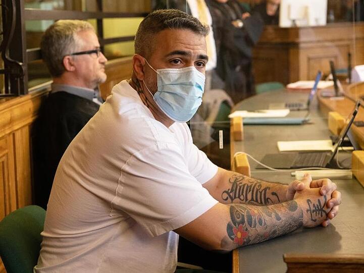 Anis Ferchichi, bekannt als Rapper Bushido, sitzt zu Prozessbeginn in einem Saal des Berliner Landgerichts.