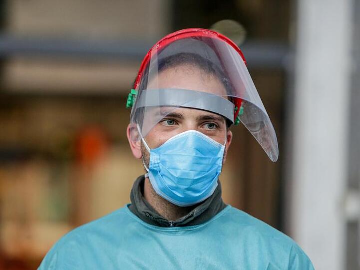 Ein Mitarbeiter des provisorischen Krankenhauses auf der Madrider Messe trägt Mund- und Gesichtsschutz.