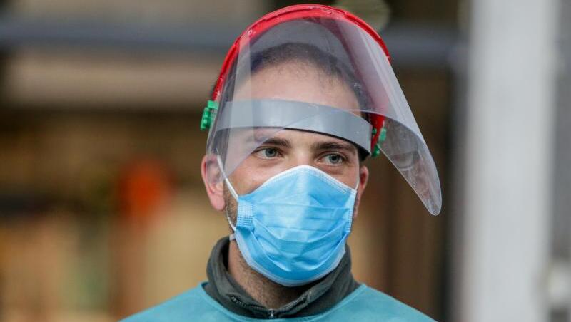 Ein Mitarbeiter des provisorischen Krankenhauses auf der Madrider Messe trägt Mund- und Gesichtsschutz. Ein Mitarbeiter des provisorischen Krankenhauses auf der Madrider Messe trägt Mund- und Gesichtsschutz.