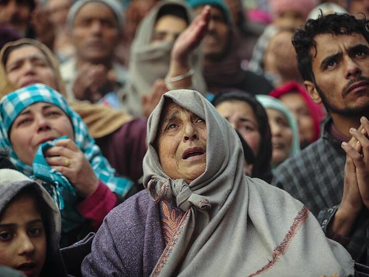 Kaschmirisch-muslimische Gläubige beten vor dem Schrein des Sufi-Heiligen Scheichs Syed Abdul Qadir Jeelani in Srinagar, im indisch kontrollierten Kaschmir.