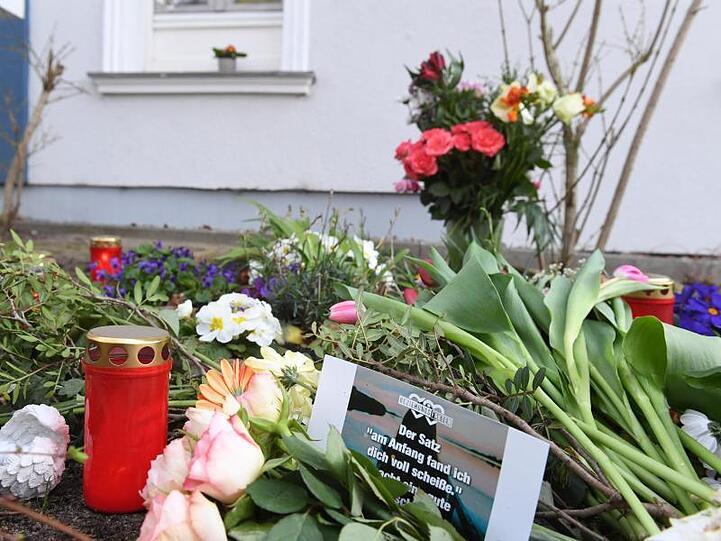 Kerzen und Blumen im März vor dem Haus, in dem das Opfer gefunden wurde.