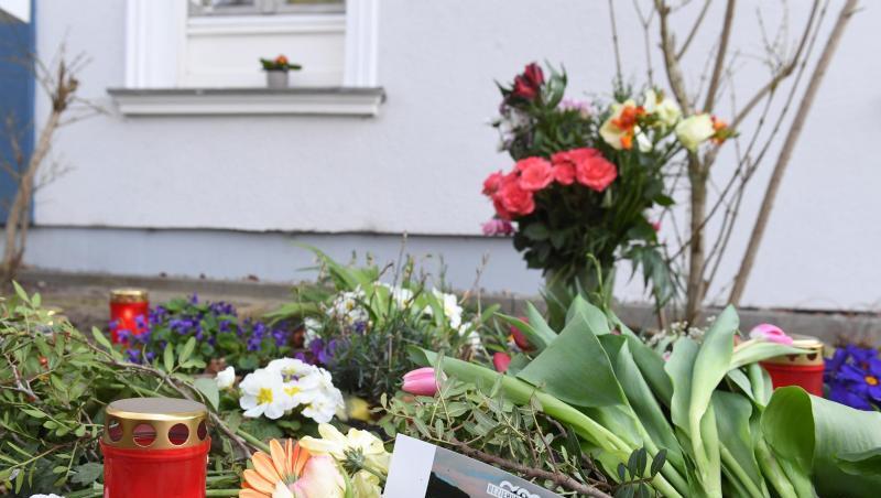 Kerzen und Blumen im März vor dem Haus, in dem das Opfer gefunden wurde. Kerzen und Blumen im März vor dem Haus, in dem das Opfer gefunden wurde.