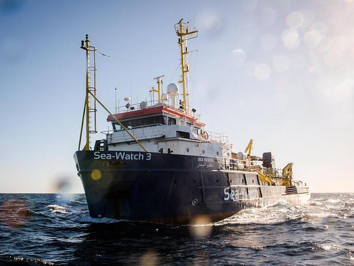 Das Schiff Sea-Watch 3 vor der libyschen Küste. Sea-Watch hatte kurz vor Weihnachten 32 Menschen gerettet.