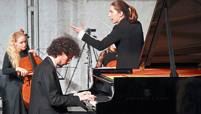 Dirigentin Anna Handler und Can Cakmur am Flügel mit dem Enigma Classica Ensemble im Utopia (Reithalle).