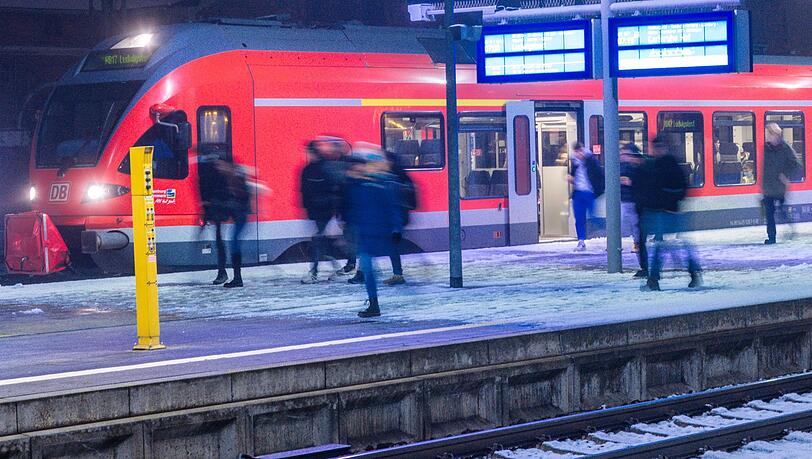 Fahrgäste steigen auf dem Hauptbahnhof aus einem Regionalzug.