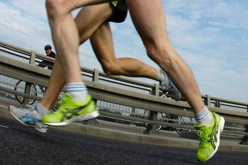 42 Kilometer müssen die Läufer absolvieren. Die Strecke des München Marathon  führt durch die ganze Stadt.