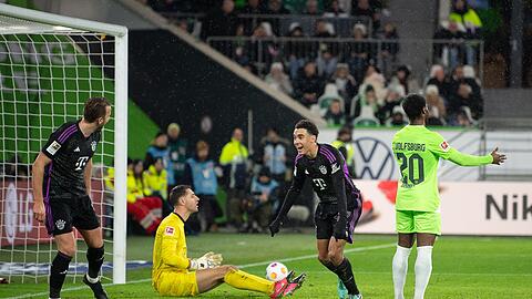 Jamal Musiala (M) jubelt mit Harry Kane (l) nach seinem Tor zum 0:1.