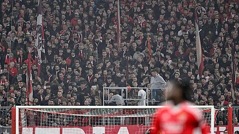 Sammelten die Fahnen kurz vor der Halbzeit ein: Die Fans des FC Bayern in der Südkurve.