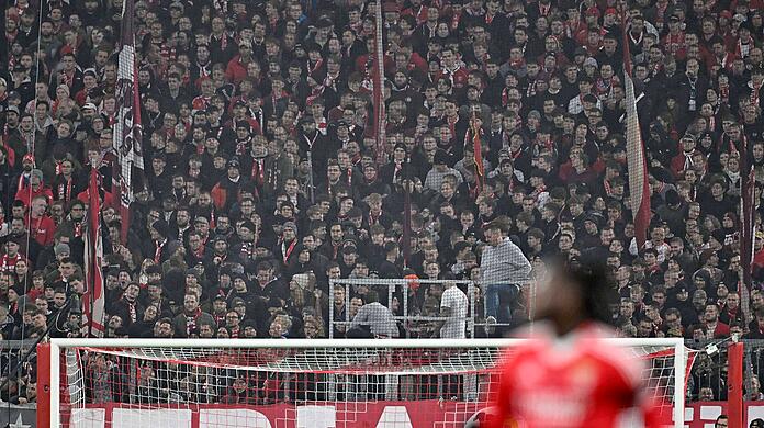 Sammelten die Fahnen kurz vor der Halbzeit ein: Die Fans des FC Bayern in der Südkurve.