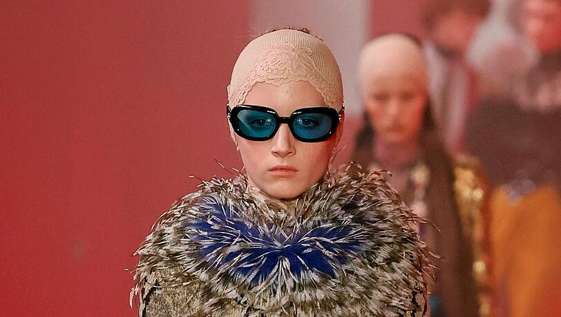 Mit ernstem Blick und blauer Sonnenbrille schritt Kai Schreiber &uuml;ber den Laufsteg in Paris.