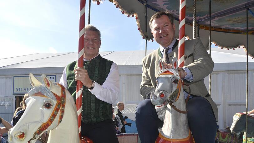 Erst Kontrahenten in der Stichwahl, dann in (durchaus nicht so einfacher) Zusammenarbeit vereint: Dieter Reiter mit Seppi Schmid auf der Wiesn 2014. Da ist der eine schon OB, der andere sein Stellvertreter und Oktoberfest-Chef.
