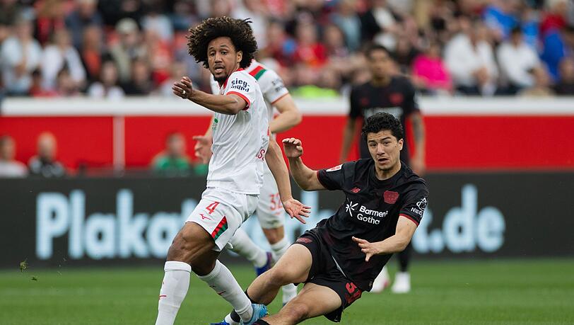 Leverkusens Ibrahim Maza im Duell mit Augsburgs Han-Noah Massengo.