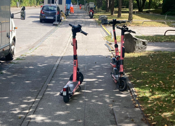 Gleich drei rote Exemplare von Voi blockieren in Milbertshofen den Gehweg zwischen Grünstreifen und Radweg. Gleich drei rote Exemplare von Voi blockieren in Milbertshofen den Gehweg zwischen Grünstreifen und Radweg.