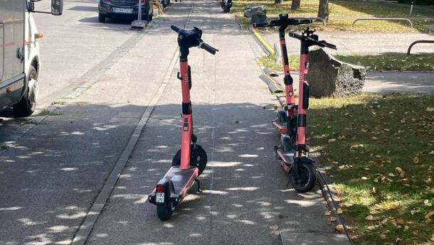 Gleich drei rote Exemplare von Voi blockieren in Milbertshofen den Gehweg zwischen Grünstreifen und Radweg. Gleich drei rote Exemplare von Voi blockieren in Milbertshofen den Gehweg zwischen Grünstreifen und Radweg.